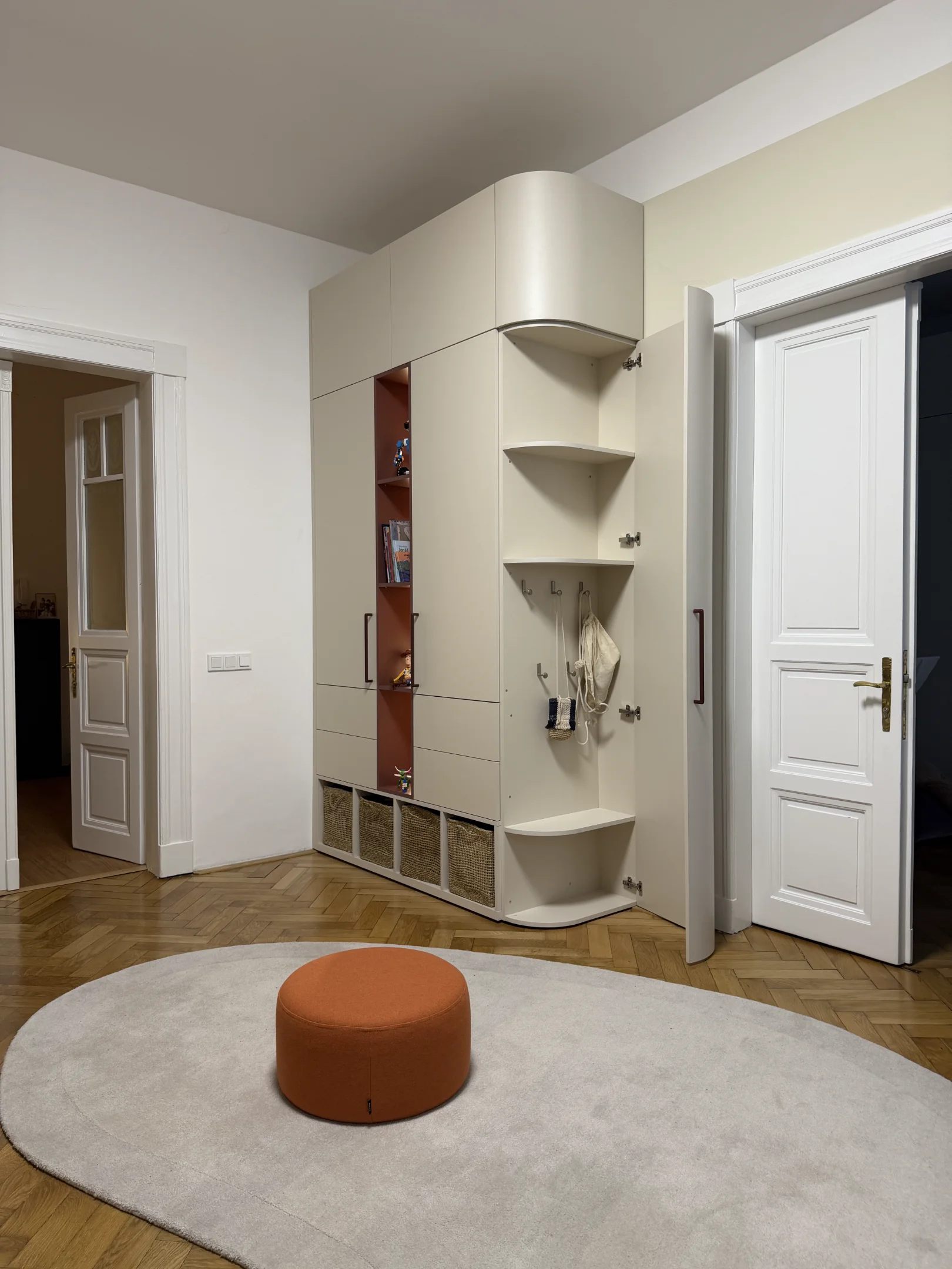 Moderní interiér s vestavěnou skříní a kulatým kobercem